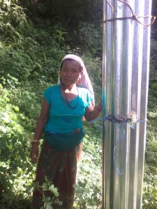 Toiletproject-Nepalesin mit Wellblech
